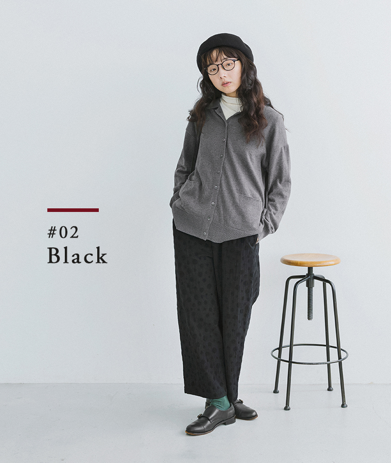 ストレッチドットジャカードイージーパンツ ブラックをグレーのカーディガンに合わせたモデルの正面全身コーディネート