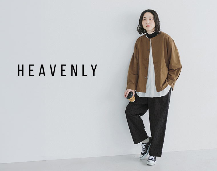 HEAVENLYのストレッチドットジャカードイージーパンツをブラウンのジャケットと白ブラウスに合わせたモデルの正面全身コーディネート