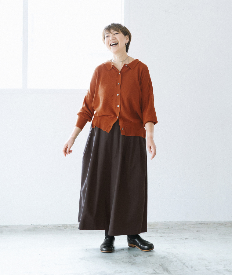 ista-ire ごきげん2wayポロカーディガンをワイドパンツに合わせた着用イメージ