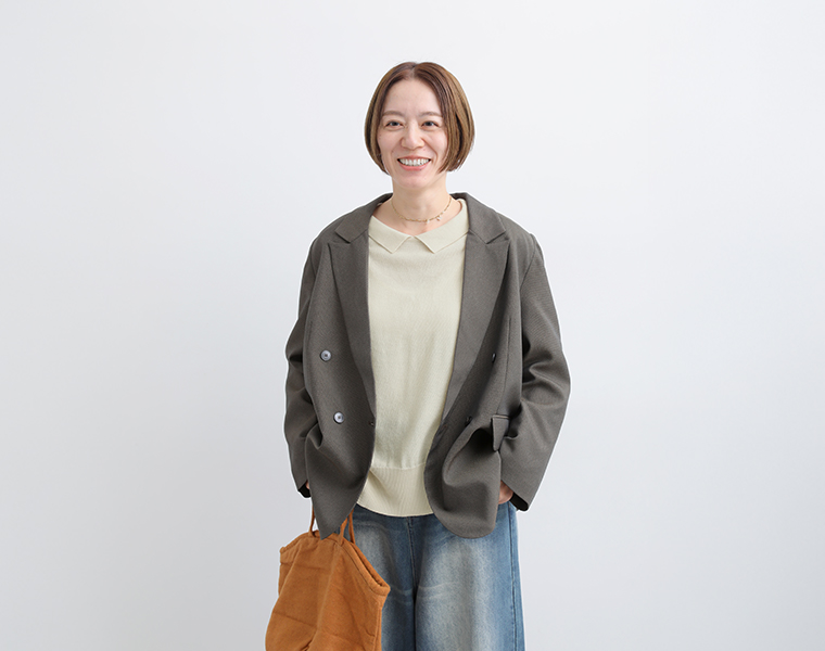 ista-ire ごきげん2wayポロカーディガンをジャケットのインナーに合わせた着用イメージ