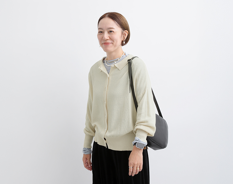 ista-ire ごきげん2wayポロカーディガンにハイネックカットソーを重ねた着用イメージ
