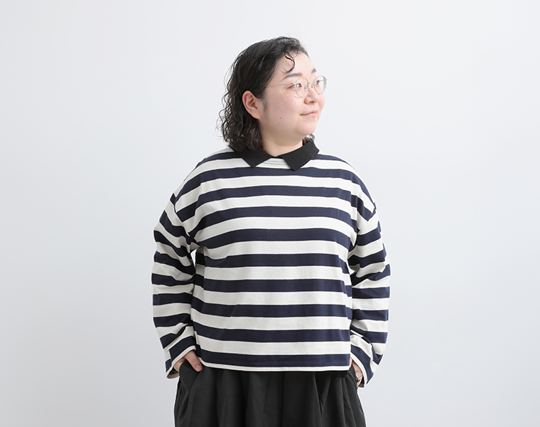 ista-ire ごきげん2wayポロカーディガンの襟をのぞかせたボーダートップスの着用イメージ