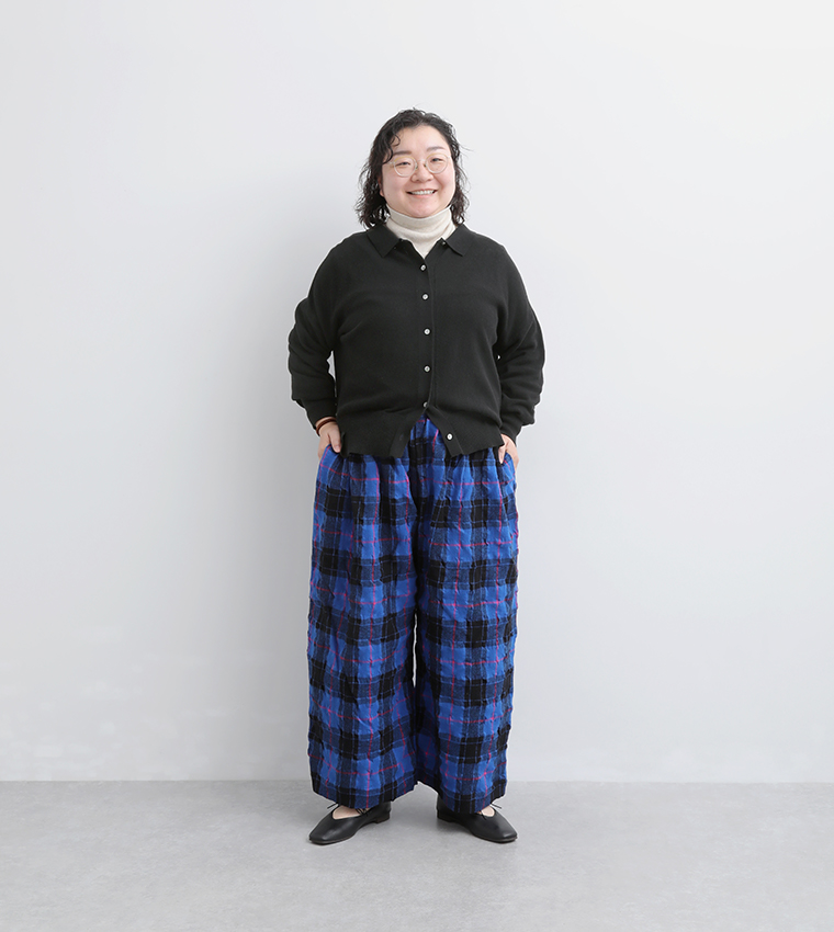 ista-ire ごきげん2wayポロカーディガンをタートルネックとチェック柄ワイドパンツに合わせた着用イメージ