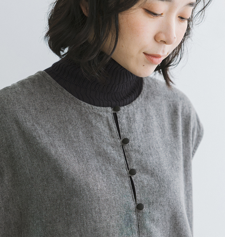 blue willowコットンリネン平織り無地起毛ボタン配色2wayリボンワンピースの配色ボタンと起毛素材のアップ画像