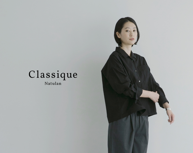 タイプライターシャツ（ブラック）を着用した女性モデルとNatulan Classiqueのロゴ
