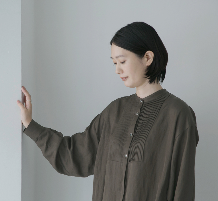 ピンタックロングシャツ（ブラウン）のゆったりとした袖のシルエット