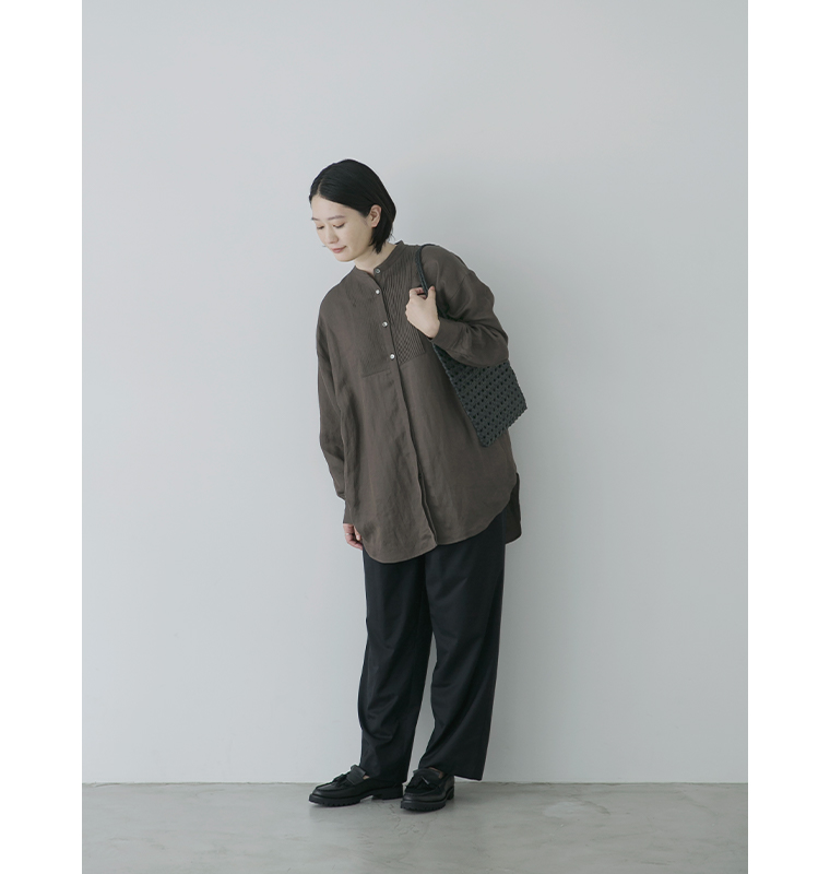 ピンタックロングシャツ（ブラウン）に黒のパンツを合わせた全身コーディネート