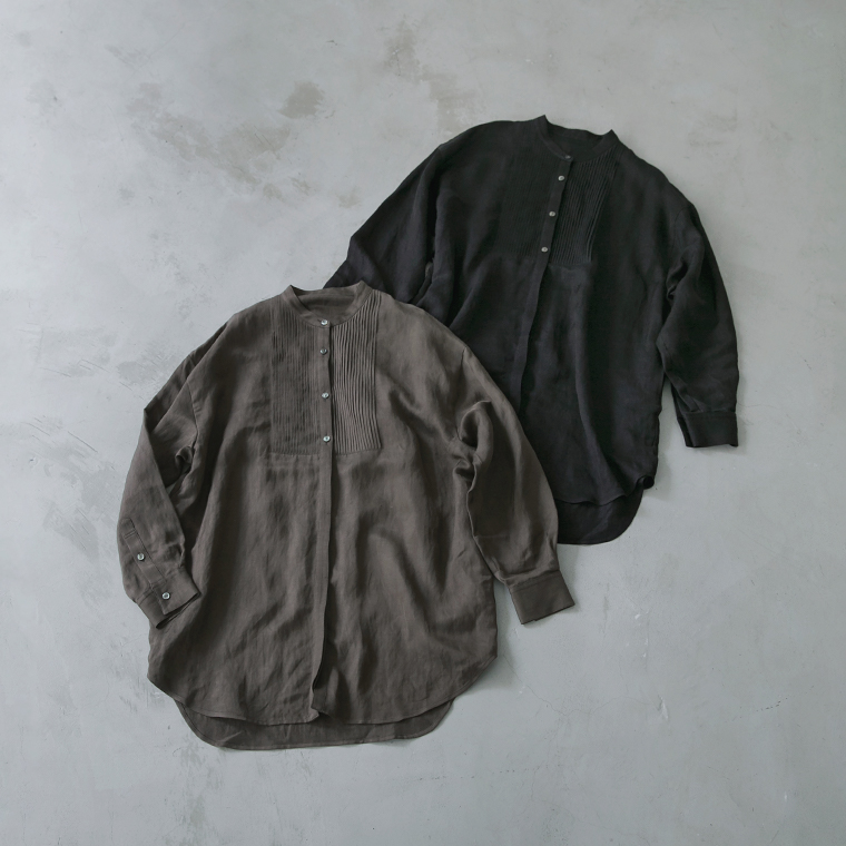 Natulan Classiqueのピンタックロングシャツ（ブラウン／ブラック）を平置きした全体像