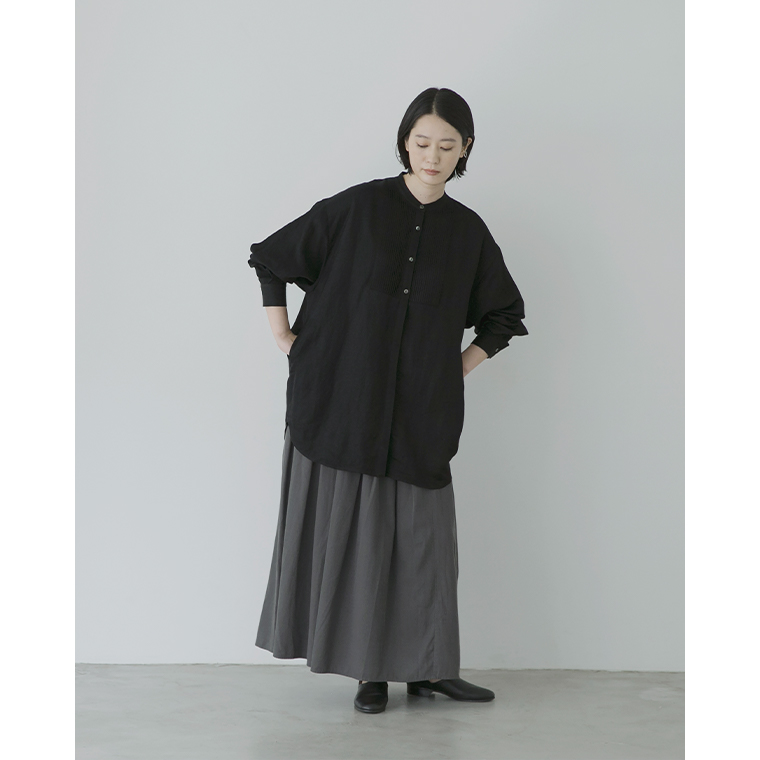 ピンタックロングシャツ（ブラック）にグレーのロングスカートを合わせた全身コーディネート