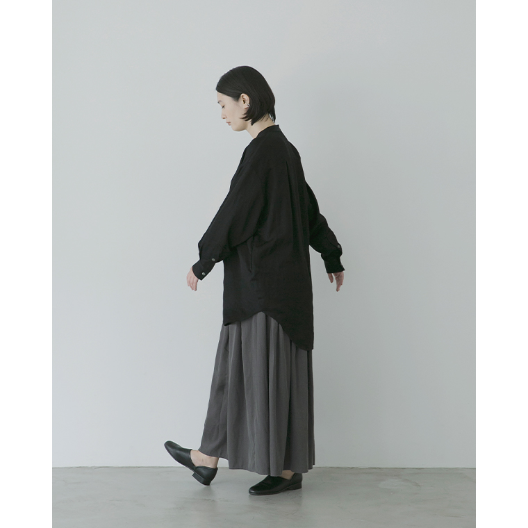 ピンタックロングシャツ（ブラック）の横から見た着丈と裾のシルエット