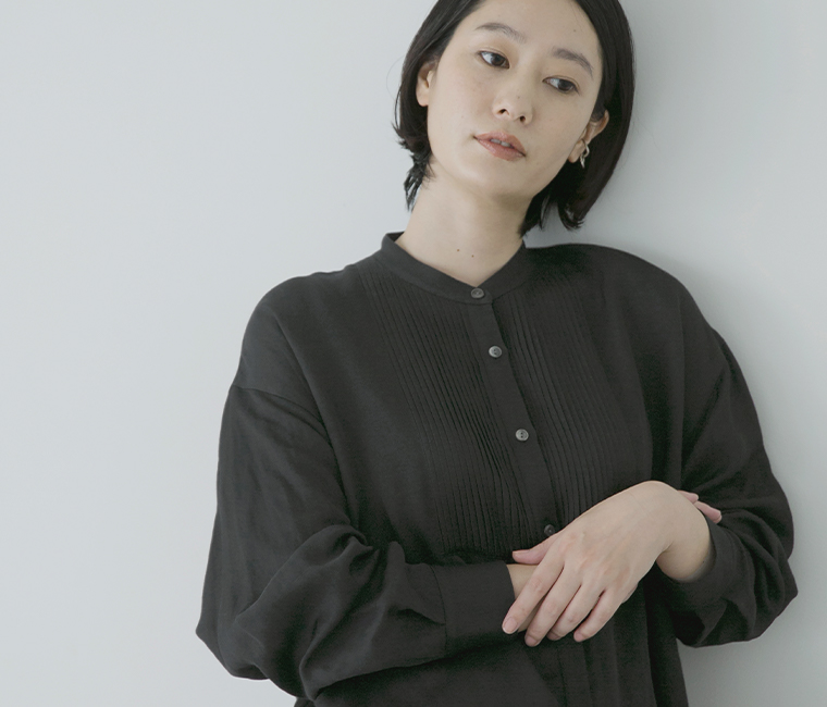 ピンタックロングシャツ（ブラック）の胸元のピンタックと袖口