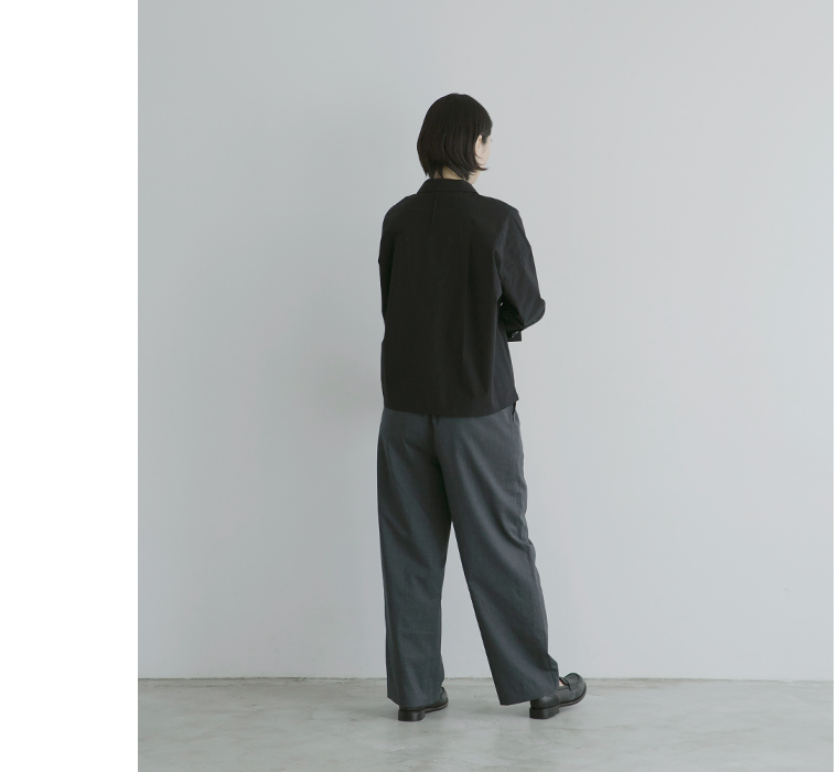 タイプライターシャツ（ブラック）の後ろ姿
