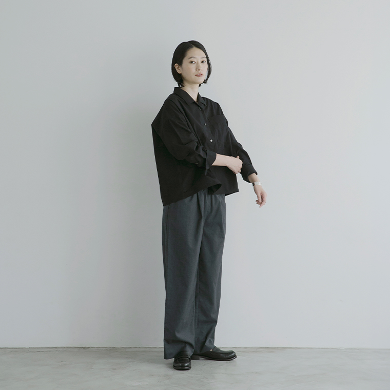 タイプライターシャツ（ブラック）の袖をまくった着こなし