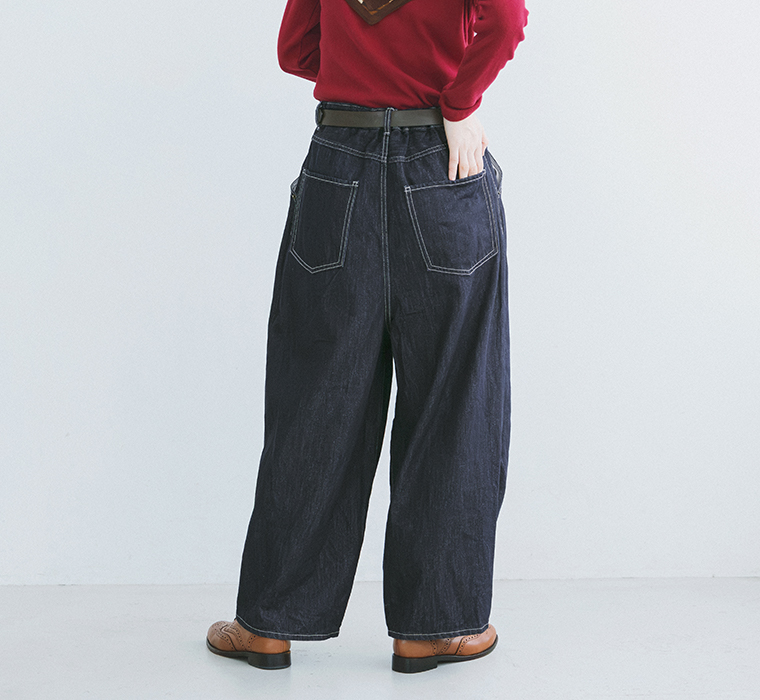 &yarn デニムバレルパンツ(インディゴネイビー)のパンツ寄り後ろ