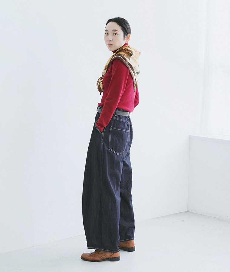 &yarn デニムバレルパンツ(インディゴネイビー)の全身後ろ