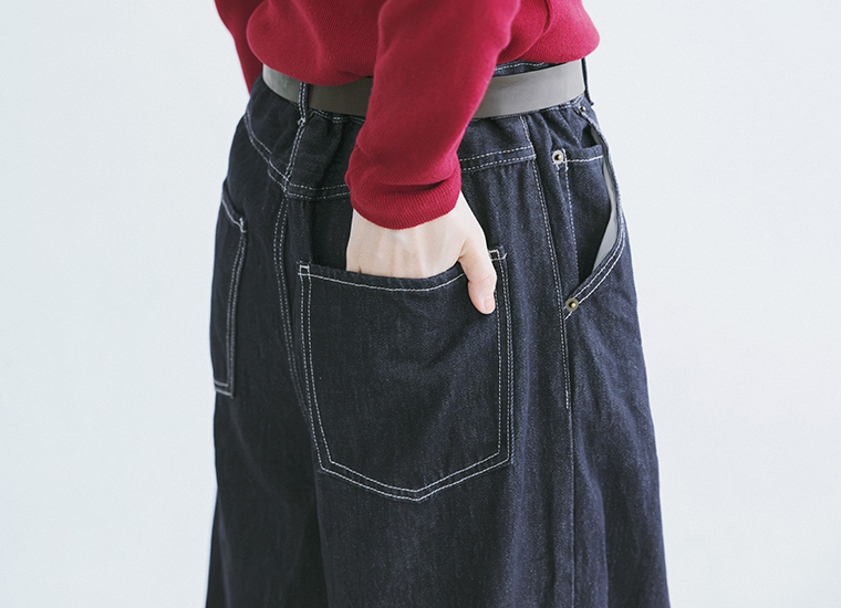 &yarn デニムバレルパンツ(インディゴネイビー)の後ろポケット寄り