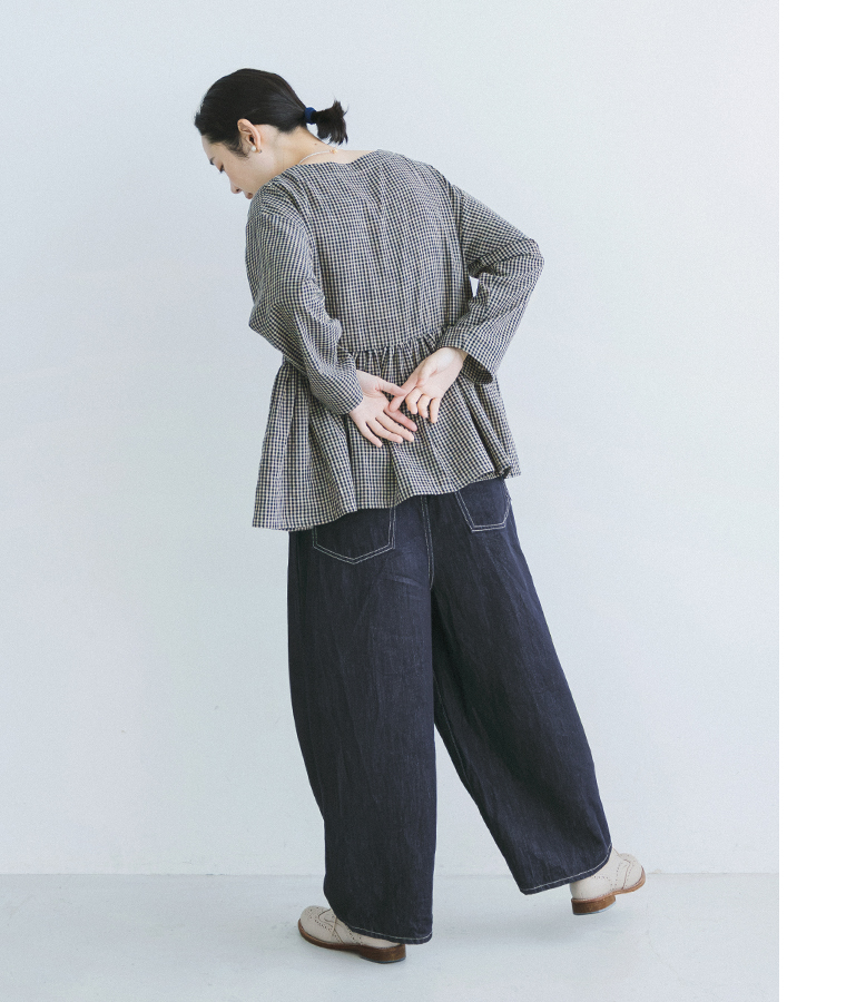 &yarn デニムバレルパンツ(インディゴネイビー)のアレンジスタイル全身後ろ