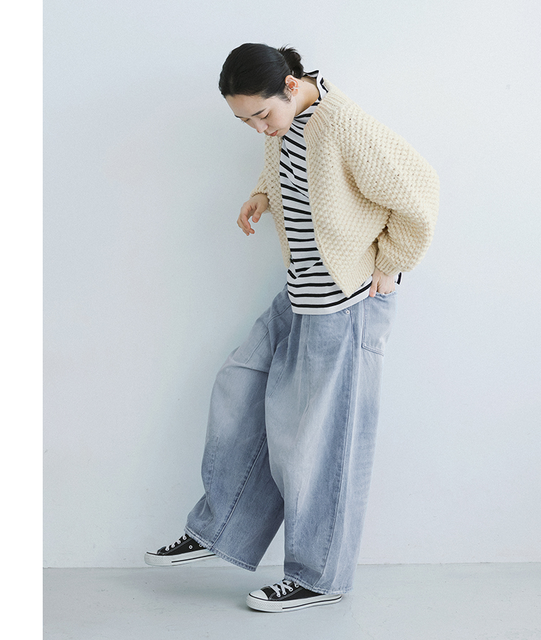 &yarn デニムバレルパンツ(ブリーチ)のアレンジスタイル全身前
