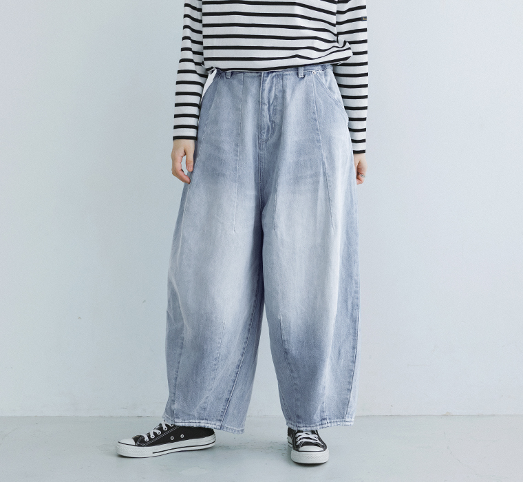 &yarn デニムバレルパンツ(ブリーチ)のパンツ寄り前