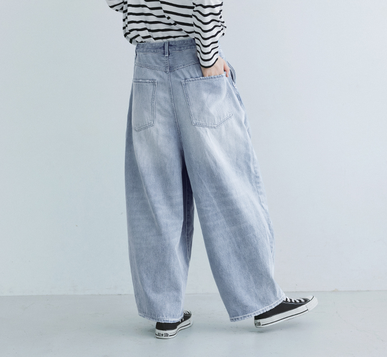 &yarn デニムバレルパンツ(ブリーチ)のパンツ寄り後ろ