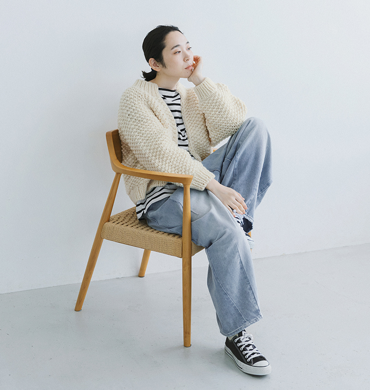 &yarn デニムバレルパンツ(ブリーチ)の全身座り