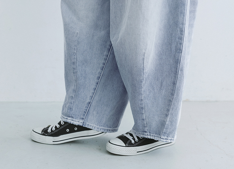 &yarn デニムバレルパンツ(ブリーチ)の裾寄り