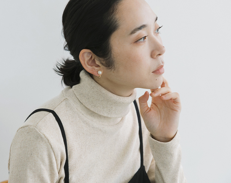 タートルネックを着用した女性モデルの首元