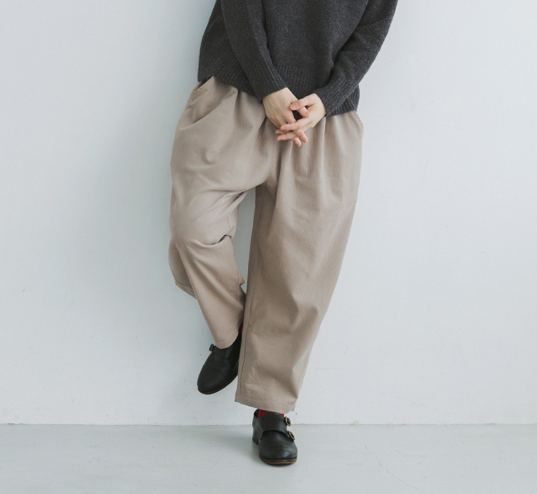 ista-ire もっと選べるコーデュロイよくばりパンツ(ミルクティ) 下半身寄り前