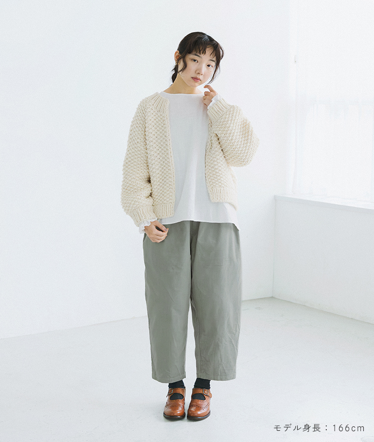 ista-ire もっと選べるコーデュロイよくばりパンツ(ホワイトセージ)の全身前