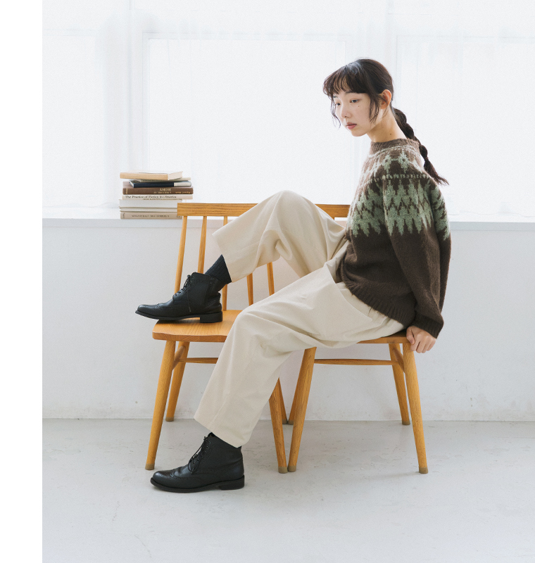 ista-ire もっと選べるコーデュロイよくばりパンツ(トウフ)の全身横座り