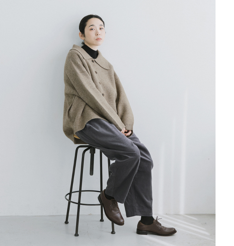 ista-ire もっと選べるコーデュロイよくばりパンツ(セサミ)の全身座り