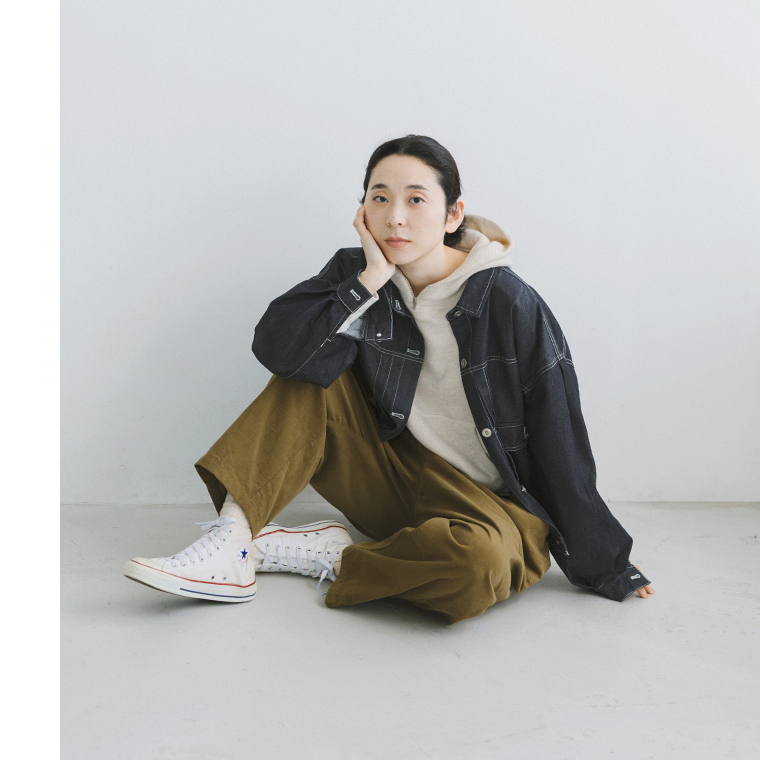 ista-ire もっと選べるコーデュロイよくばりパンツ(オリーブ)の全身座り