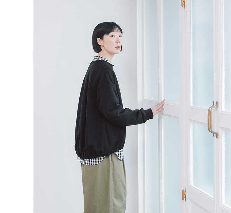 Lintu Lauluスナップボタンの裏毛カーディガンを着用したサイドスタイル（ブラック）
