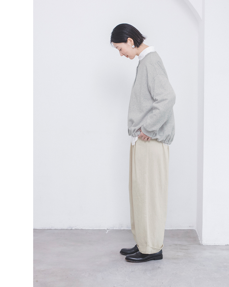 Lintu Lauluスナップボタンの裏毛カーディガンを着用したサイドスタイル（杢グレー）