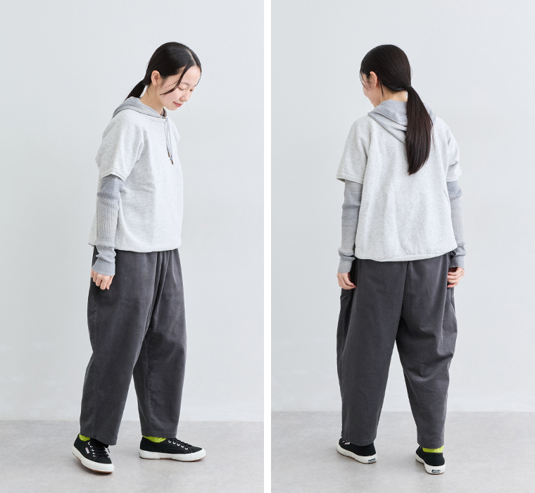 ista-ire コーデュロイよくばりパンツスタッフ着用（セサミ）の全身横後ろ
