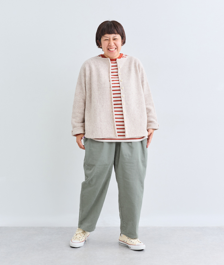 ista-ire コーデュロイよくばりパンツスタッフ着用（ホワイトセージ）の横後ろ