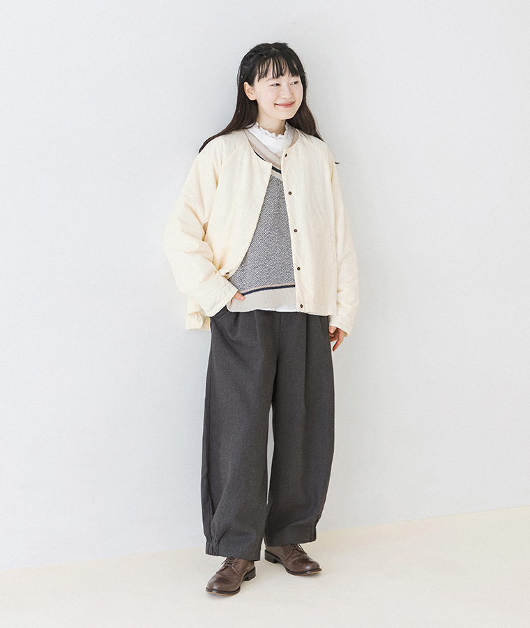 Keittoの裾ゴムパンツのチャコールグレーをアイボリーのカーディガンと合わせたモデルの正面全身コーディネート裾ゴムパンツのチャコールグレーをアイボリーのカーディガンと合わせたモデルの正面全身コーディネート