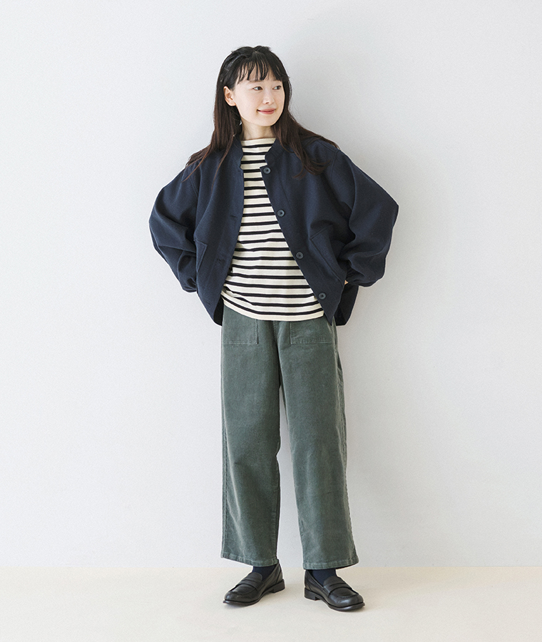 NORTHERN TRUCKのコーデュロイワークストレートパンツのグリーンをネイビーのジャケットと合わせたモデルの正面全身コーディネート