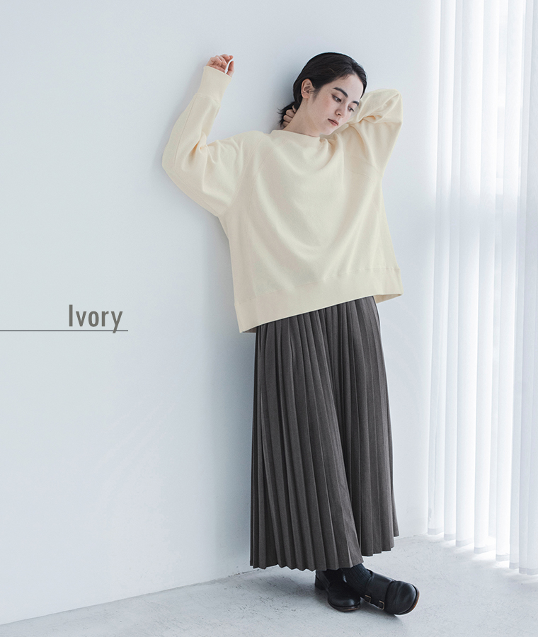 UNPLE 裏起毛モックネックプルオーバー(アイボリー)の全身前