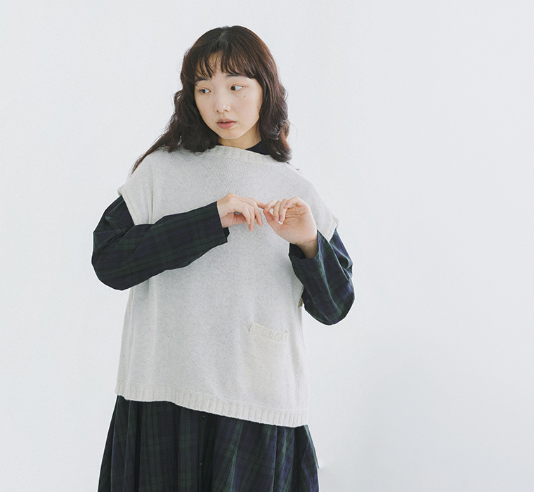 ラムナイロン2WAYワイドボトルネックベストのオートミールのゆったりとした身幅とフロントポケットがわかる正面上半身カット