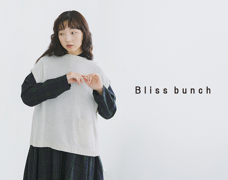Bliss bunchのラムナイロン2WAYワイドボトルネックベストのオートミールのゆったりとした身幅とフロントポケットがわかる正面上半身カット