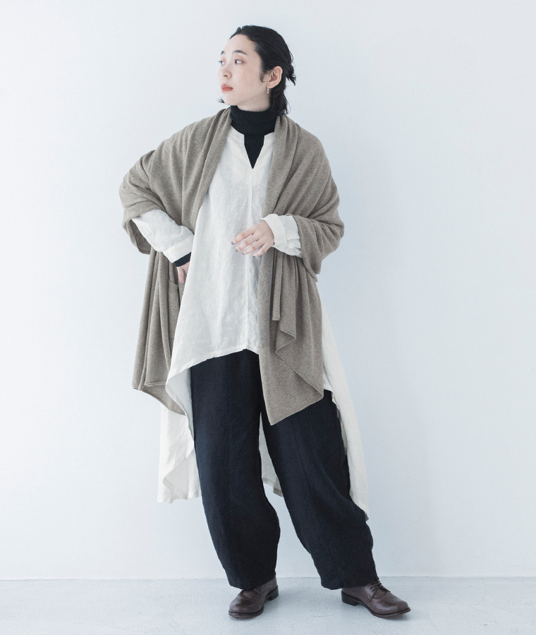 08Mab 14番手リネン　スキッパーネック前後差チュニックワンピース(オフ)とコットンカシミヤニット羽織