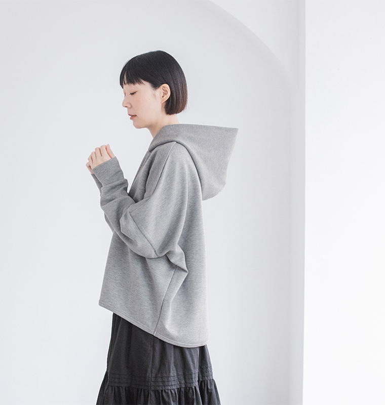 &yarnポンチワイドパーカーを着用したサイドシルエット（グレー）