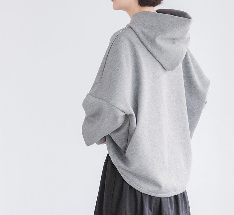 &yarnポンチワイドパーカーのバックシルエット（グレー）