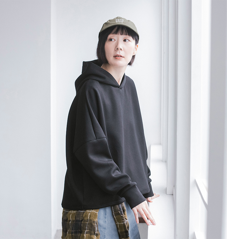 &yarnポンチワイドパーカーをチェック柄シャツとレイヤードした着用コーディネート（ブラック）
