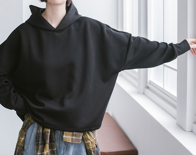 &yarnポンチワイドパーカーのワイドシルエットと袖のゆったり感がわかる着用イメージ（ブラック）