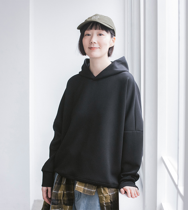 &yarnポンチワイドパーカーをチェックシャツと重ね着した着用コーディネート（ブラック）