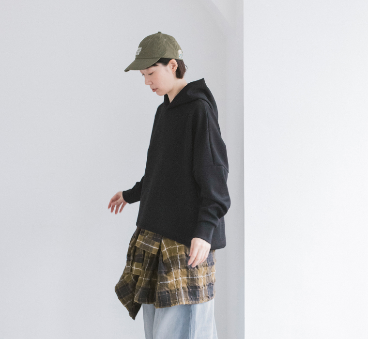 &yarnポンチワイドパーカーを着用したサイドシルエット（ブラック）