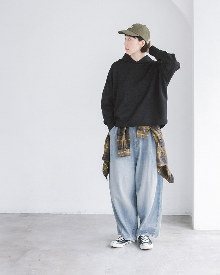 &yarnポンチワイドパーカーをワイドデニムとチェックシャツのレイヤードで合わせた全身コーディネート（ブラック）