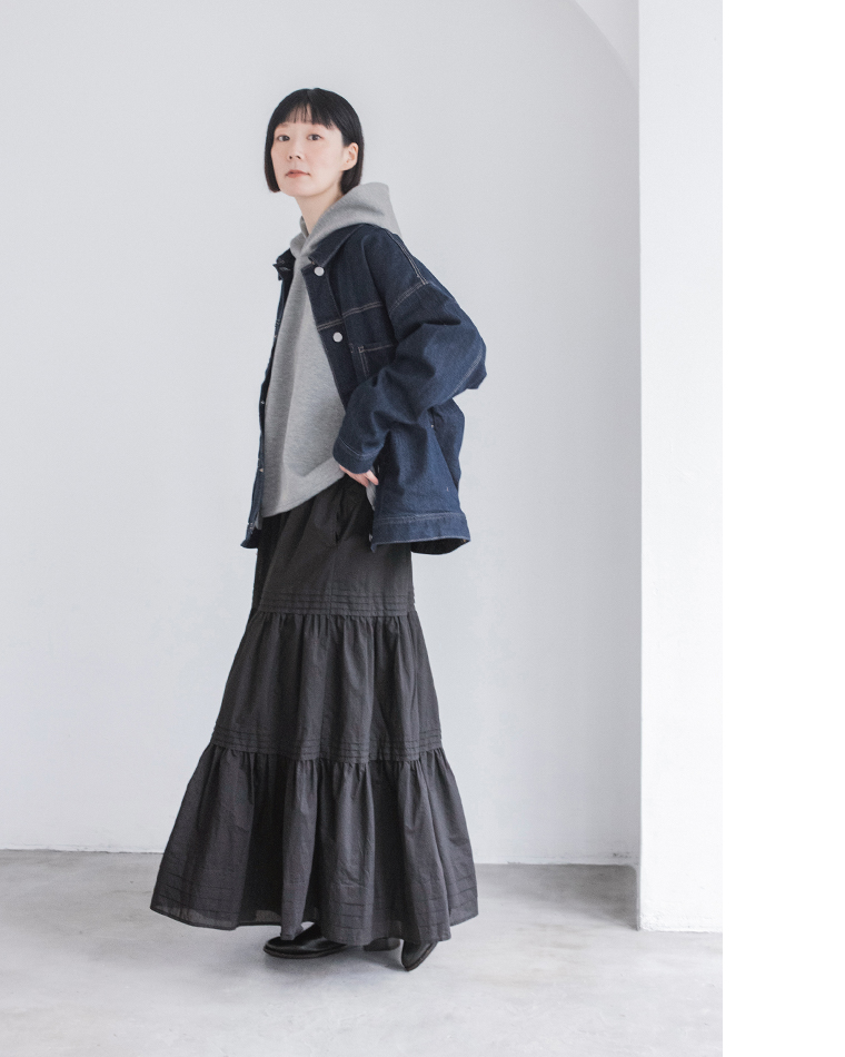 &yarnポンチワイドパーカーにデニムジャケットを重ねた着用コーディネート（グレー）